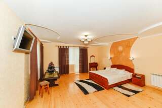 Курортные отели СПА Вилла Жасмин Трускавец Номер-студио с кроватью размера "king-size" и диван-кроватью-3