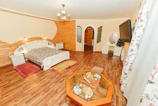 Курортные отели СПА Вилла Жасмин Трускавец Номер-студио с кроватью размера "king-size" и диван-кроватью-5